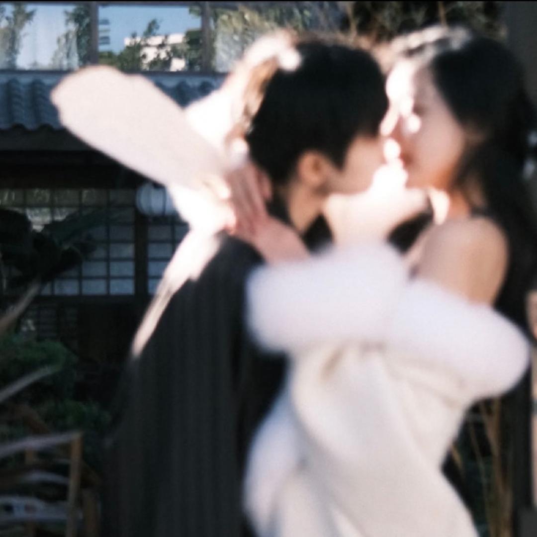 脸红芳.