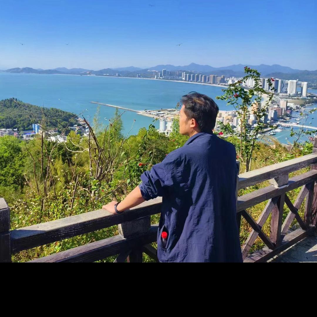 开着拖拉机迎接春天的到来