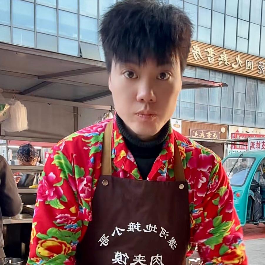 漯河地摊小哥白吉馍肉夹馍（大眼）