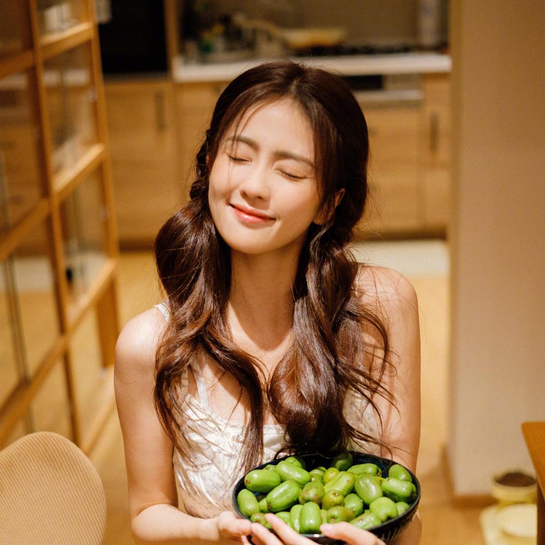 爱吃菠萝的妍妍头像