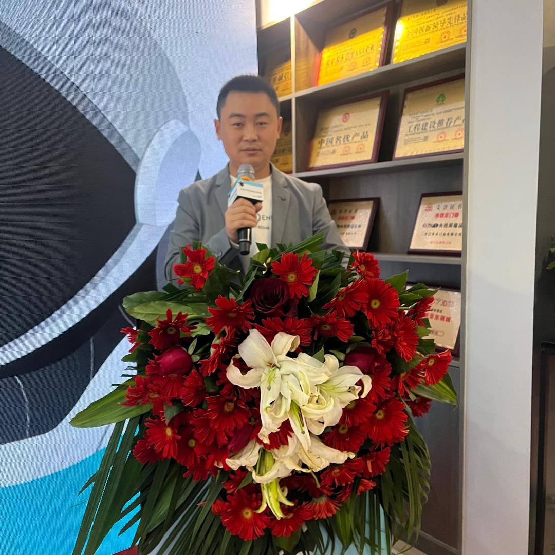 成都防盗门批发仓库盛泽德