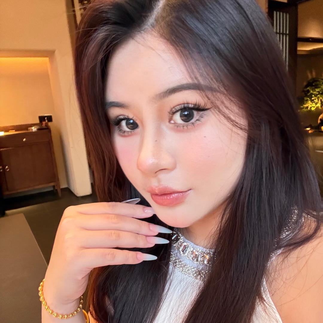 四仰八叉性感迷人母蟑螂