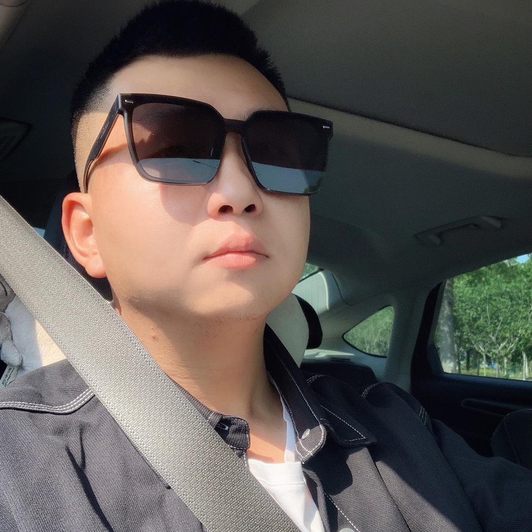 举起相机的小王王📷