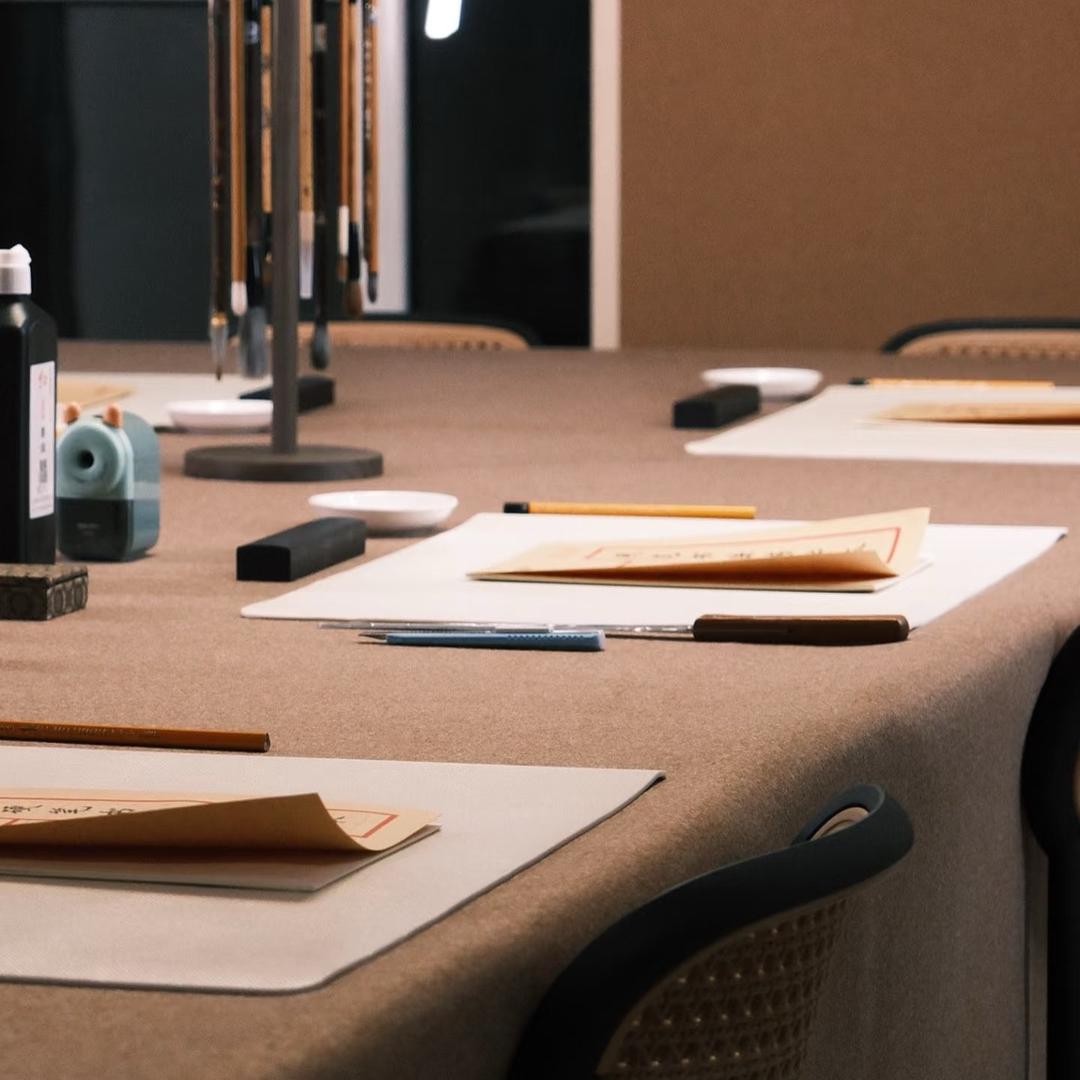 教书法的胡老师～