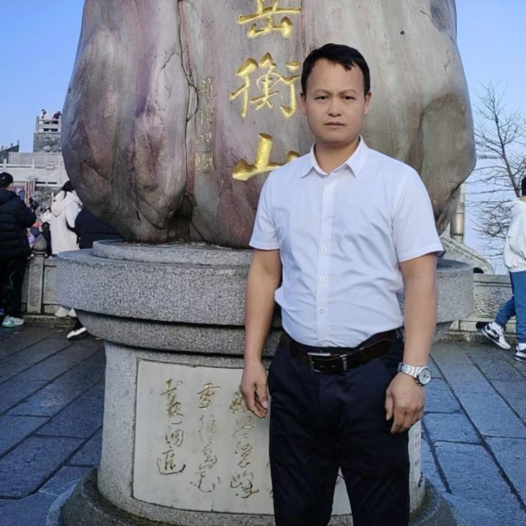 钟玉鹏（广西梧州市西江边上）