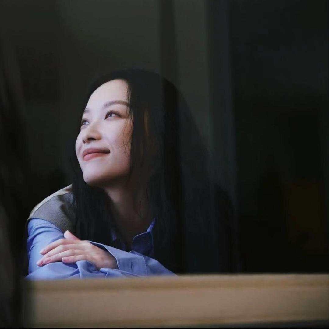 连告别都双手插兜的女人。
