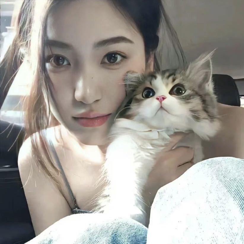 曾可爱：👀