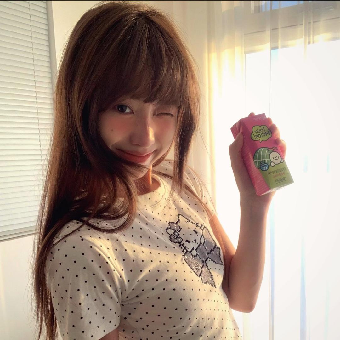 街头落难美女.