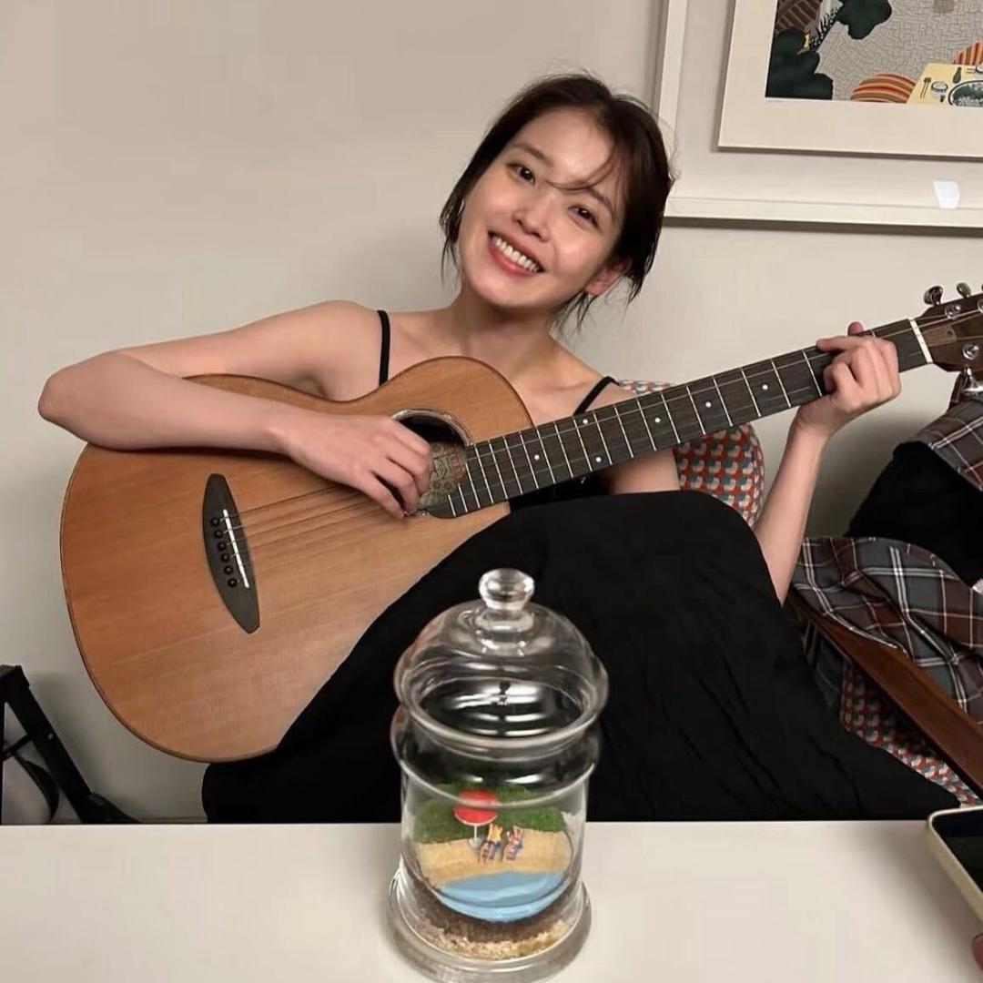 你的猫给我亲一口