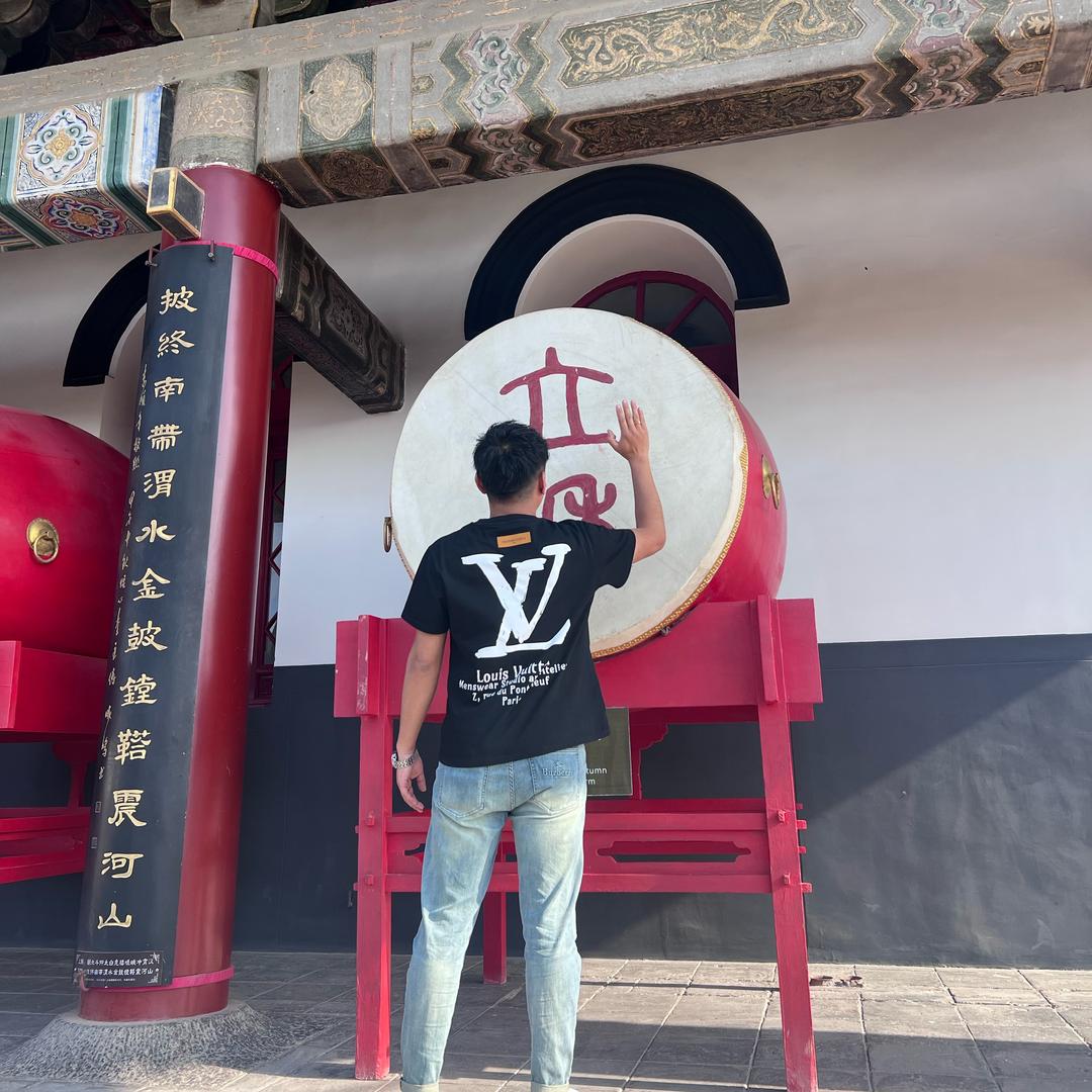 穿着棉袄吃冰棍