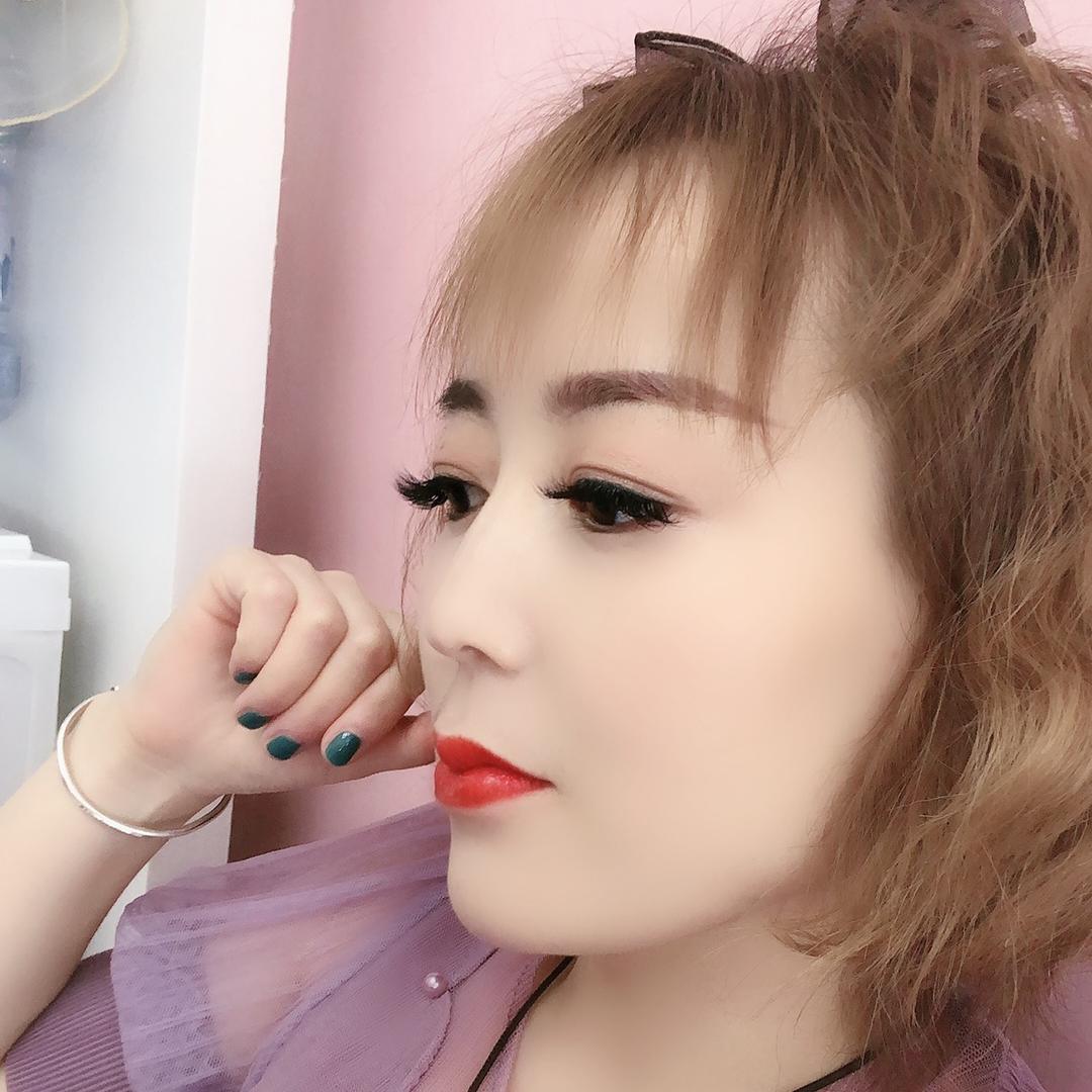 漂亮女人美甲美睫店