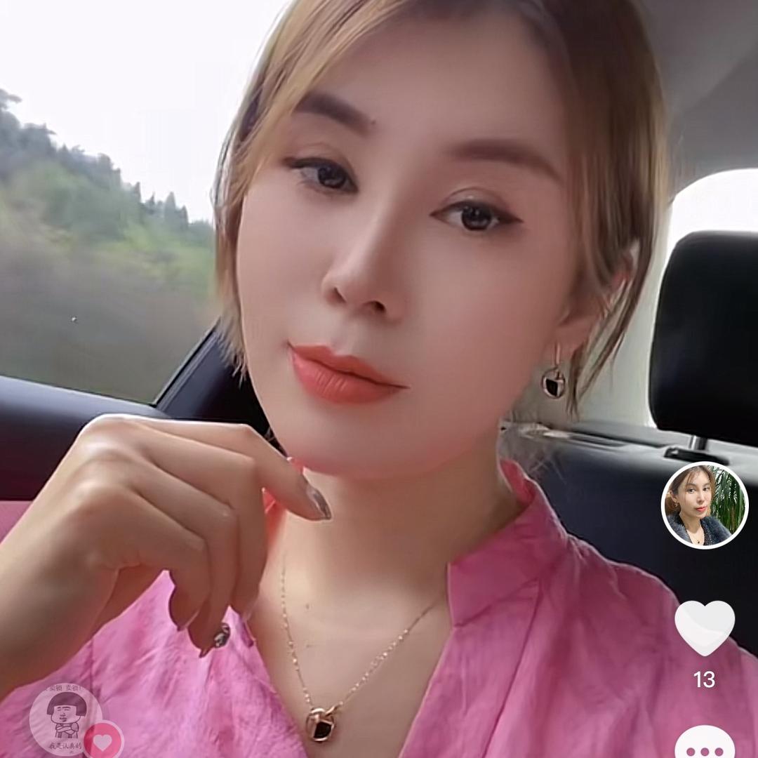 微微一笑嘴角上扬