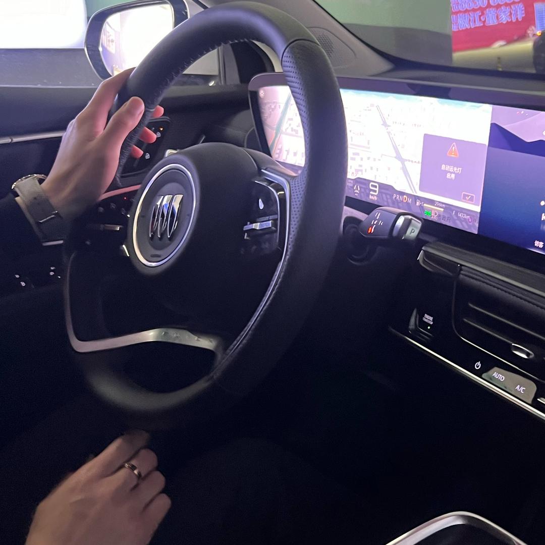 君越推荐官-小小布