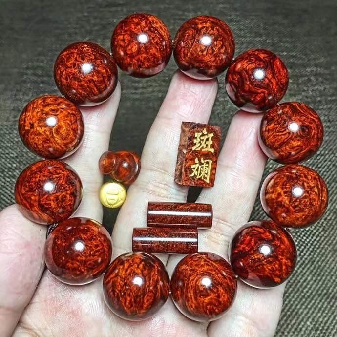 林小姐  印度小叶紫檀现场加工