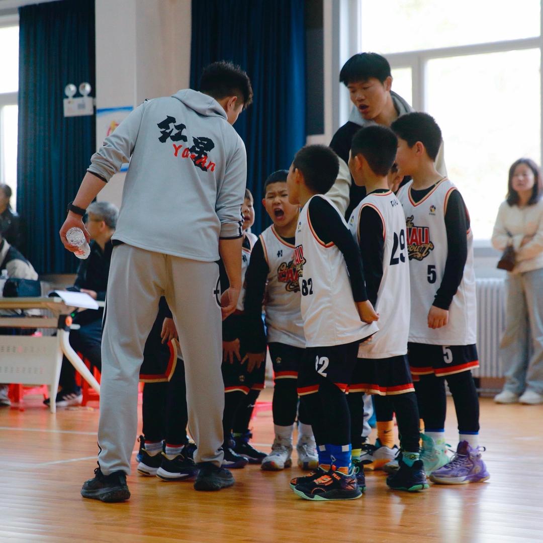 在延安教🏀的刘教练