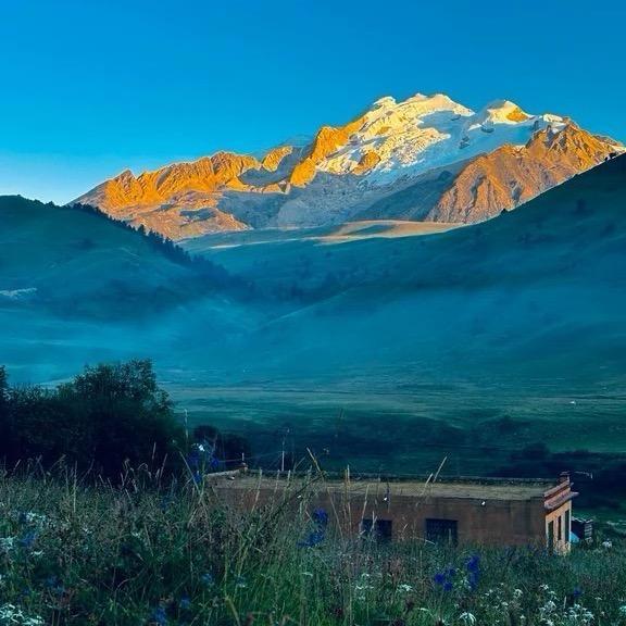 则巴圣地雪岭民宿