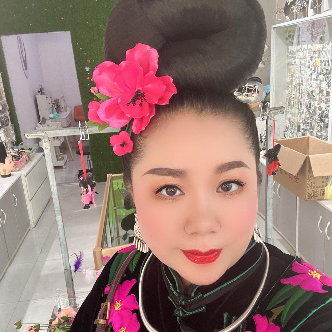 兜兜姐-（苗族人）