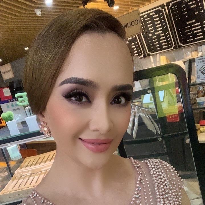 阿依努尔  汇丰大厦女装