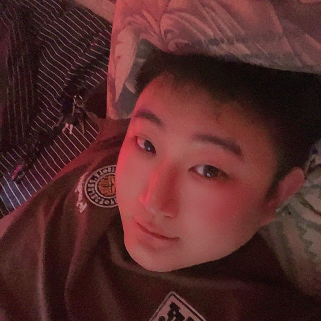 不语。