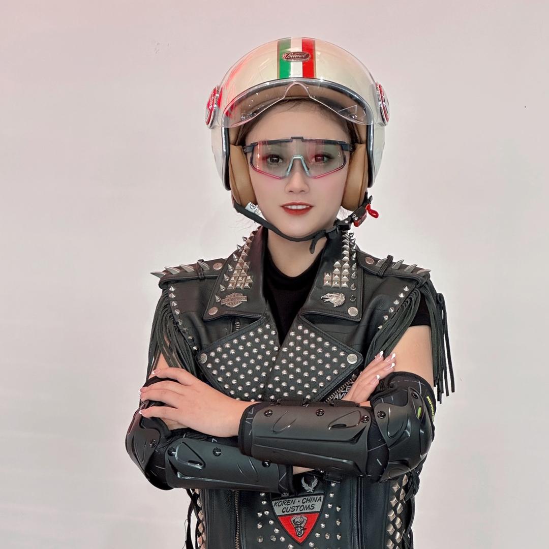 鑫峰名车老板娘