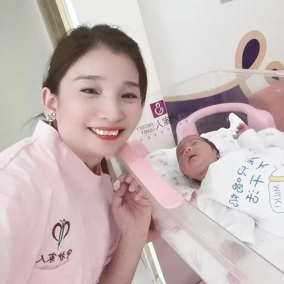 爱馨母婴家政小个子女人