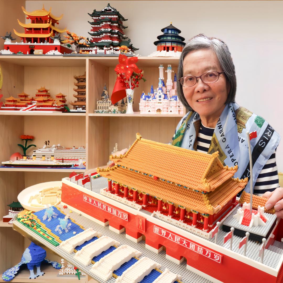 80岁奶奶玩积木