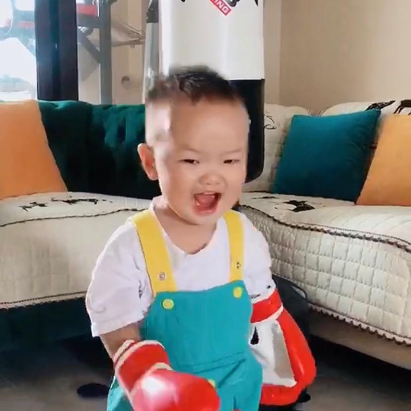 梅朵朵精品童装店