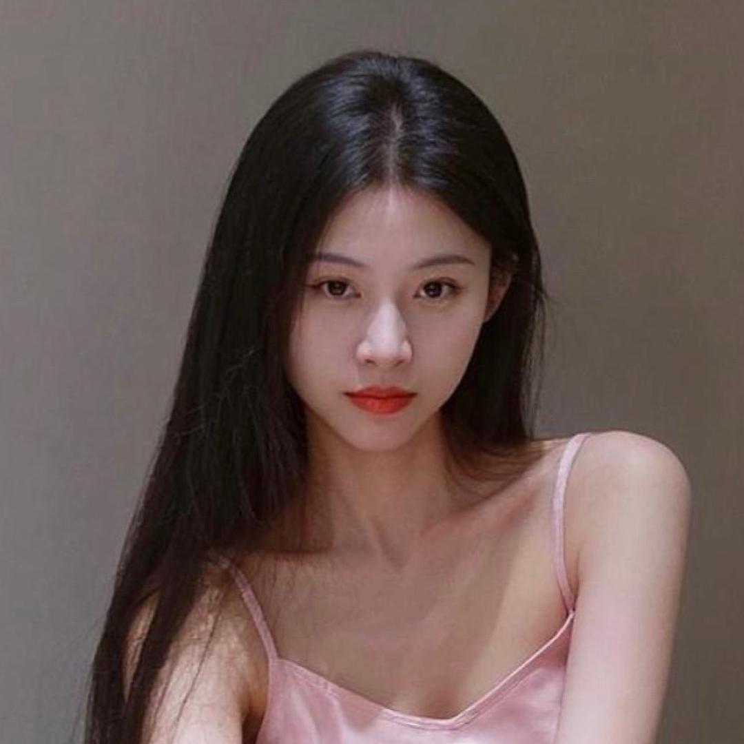 狂野的喝咖啡的小猫