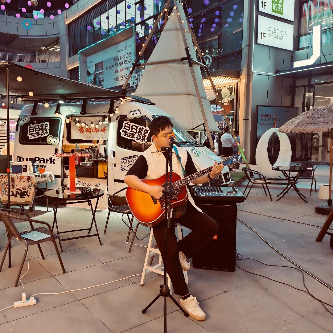 被民谣玩的肖同学