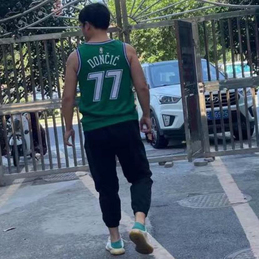 一个爱穿球衣的童装人