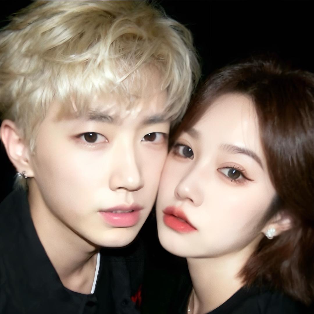 Hot-👩🏻‍❤️‍💋‍👨🏻