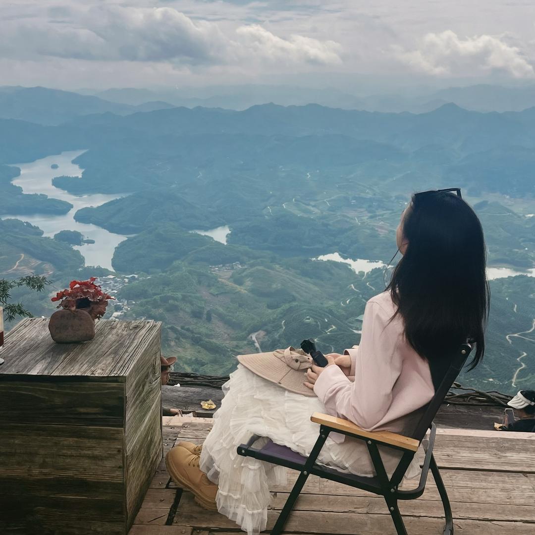 照镜子时真帅气