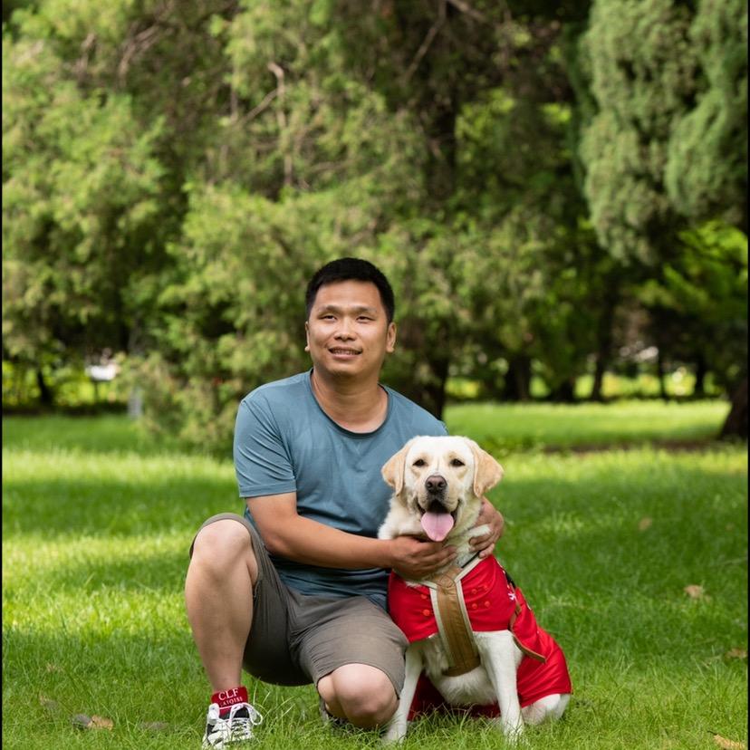 汪涛和导盲犬叮当
