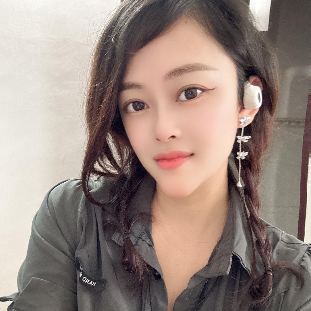 ^岑有有