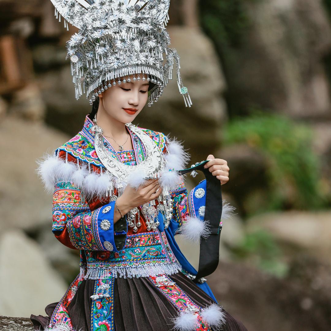 依娜苗饰
