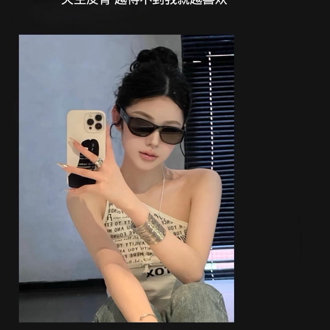 闭上眼睛看着我笑。