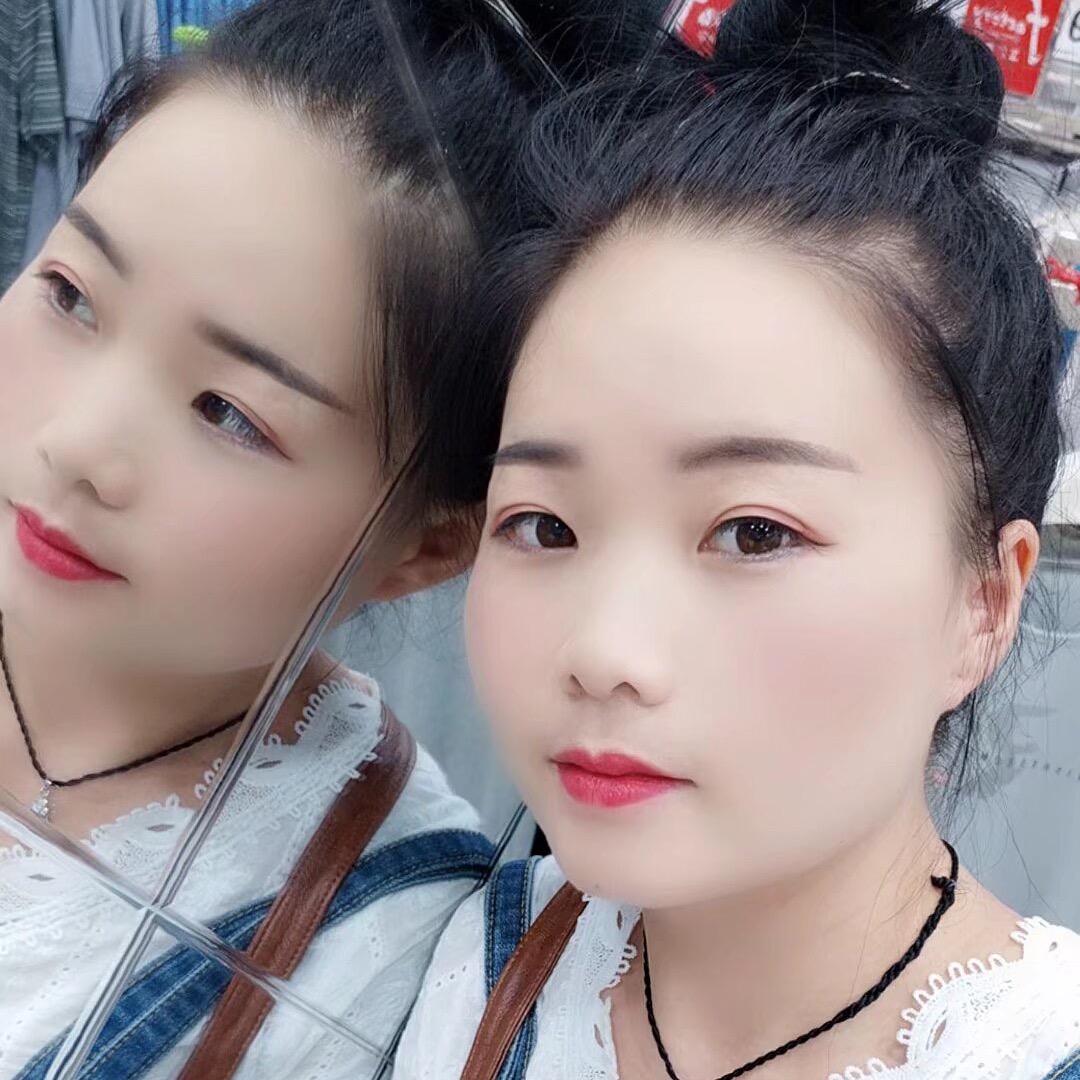 明媚小女孩