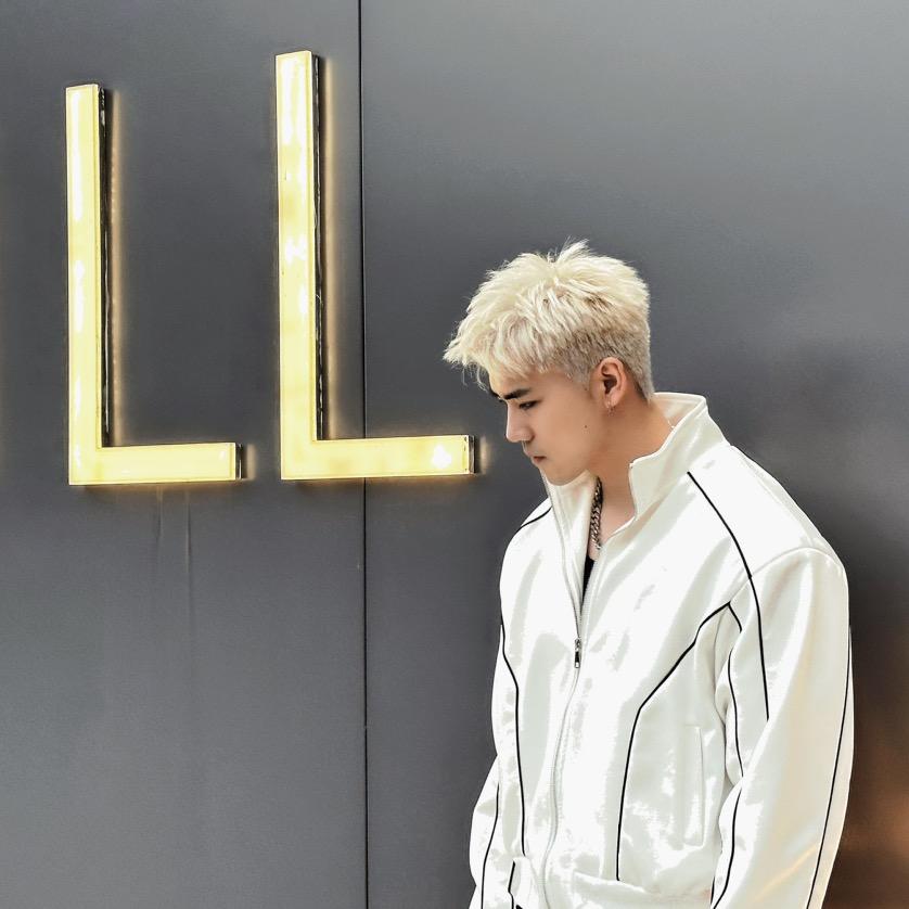 铁头娃没有腹肌