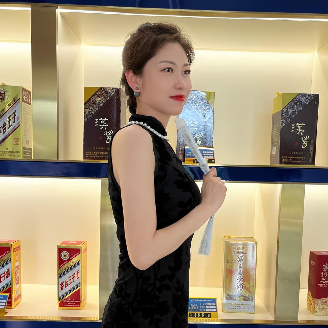 优雅酒娘子
