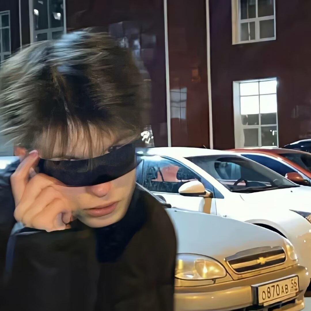 按理说应该是帅哥