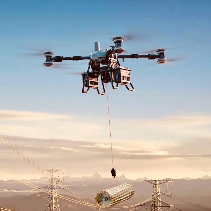 无人机吊运
