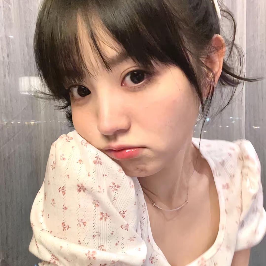 青