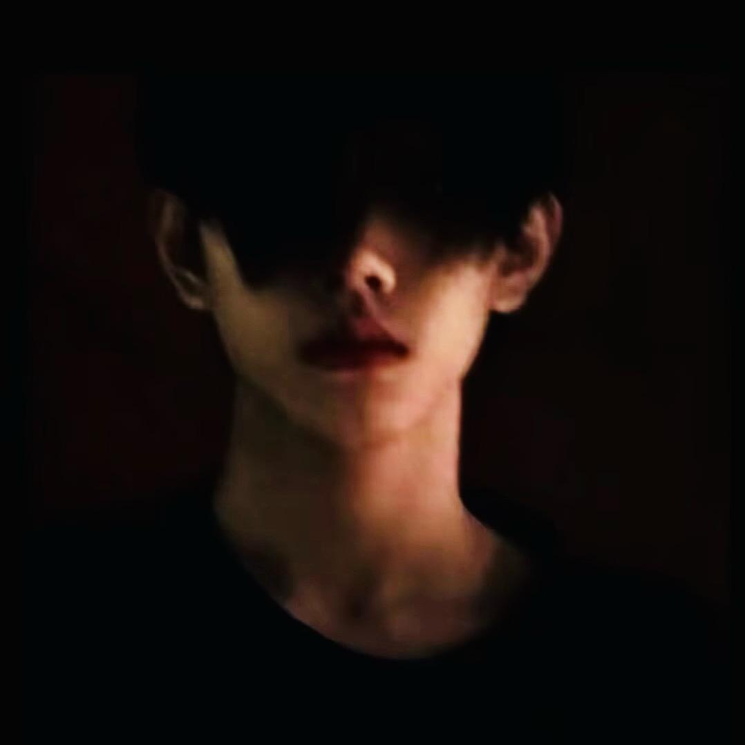 ❀.