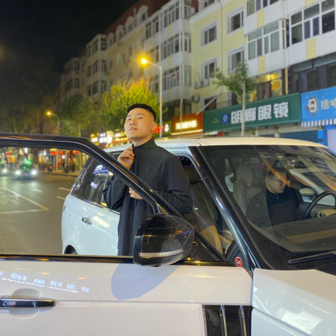 穿户外那男的