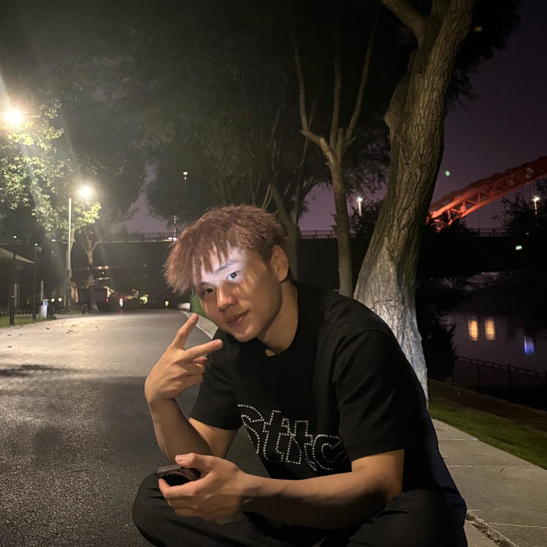 游在陆地上的人