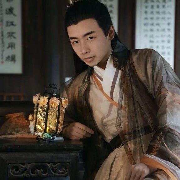 陈昊.