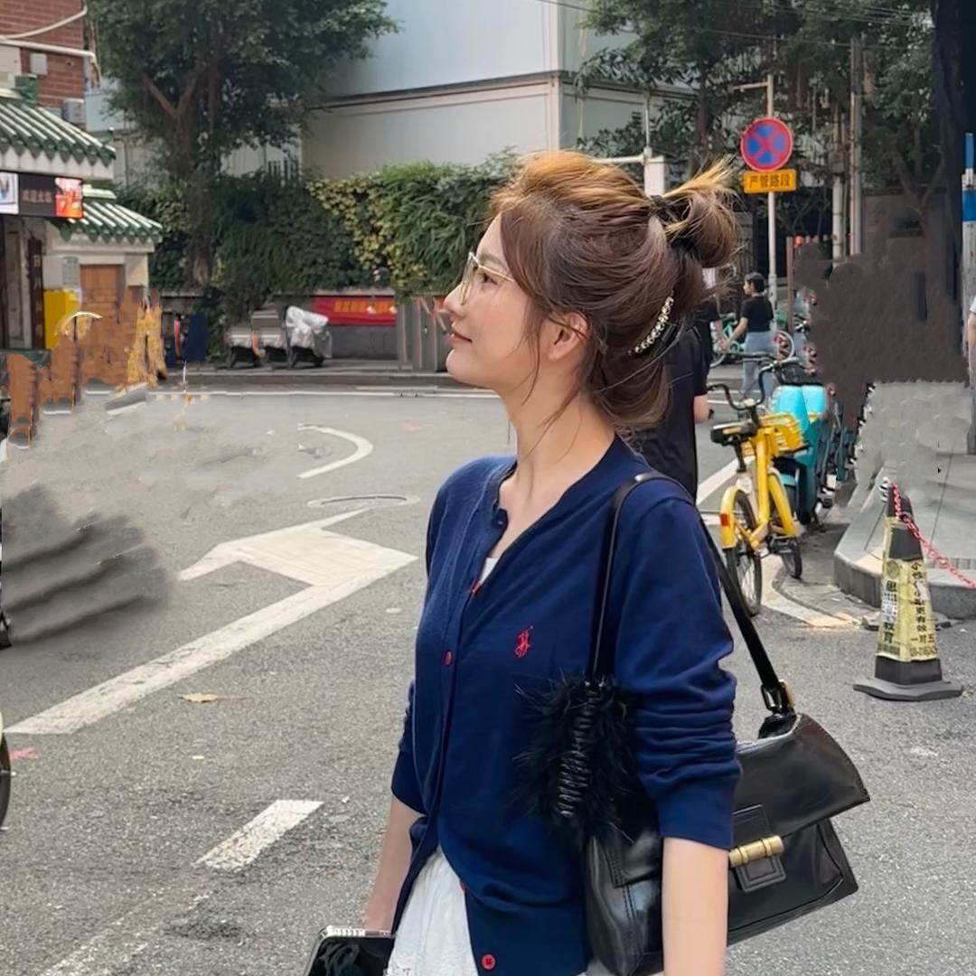 李白白.