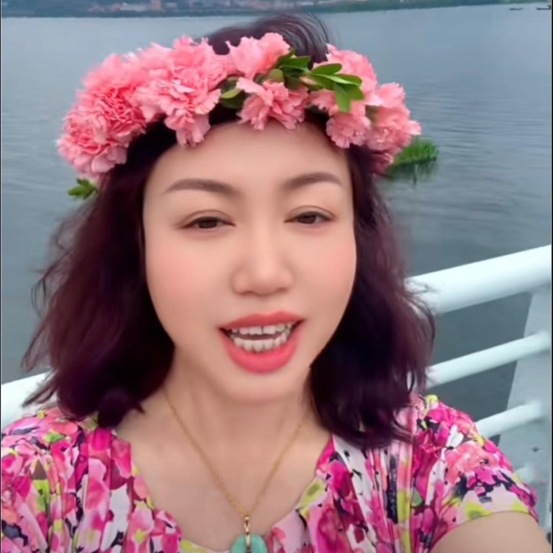 鸿姐🎤早上7:20开播（直播号在主页）