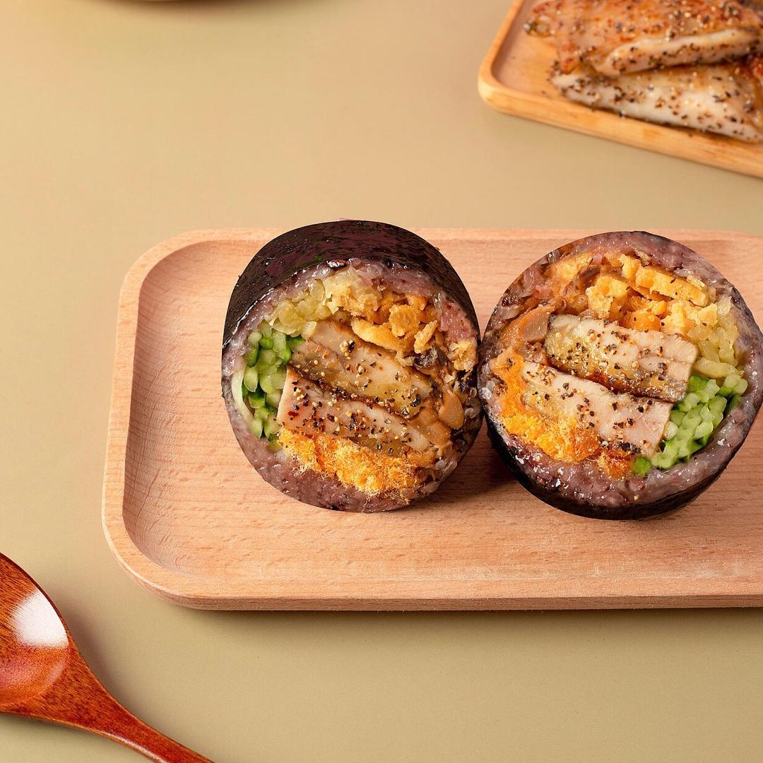 摊蛋饼的中年美少女