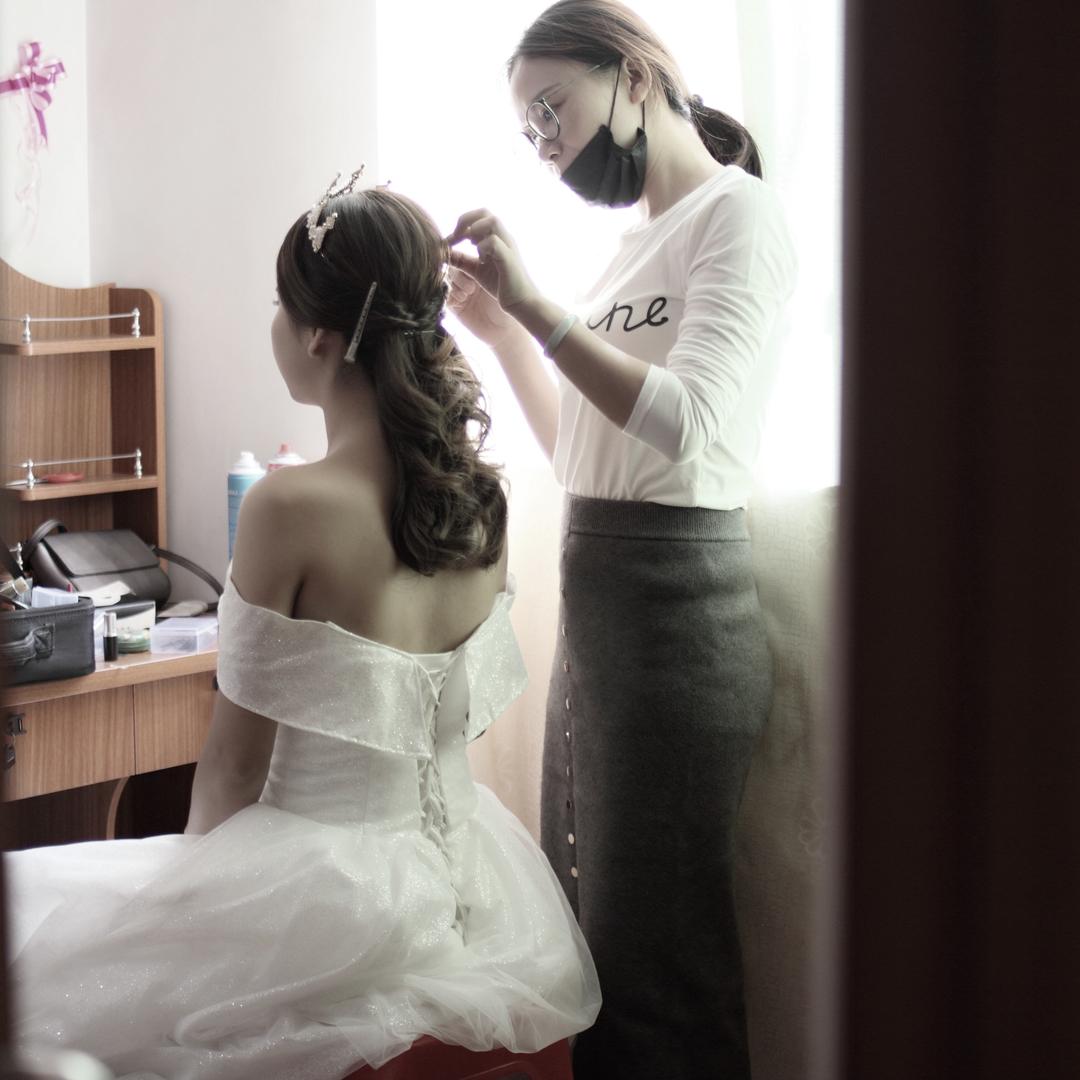 贞小姐和她婚纱店